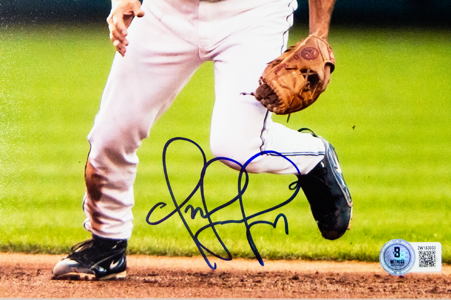 Omar Vizquel Autographed 8x10 Cleveland Indians Photo